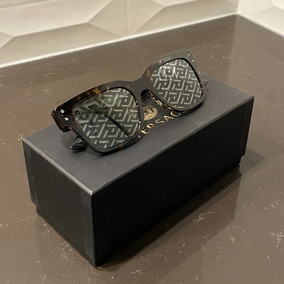 🚨SOLD🚨VERSACE monogram sunglasses - Picture 1 of 16